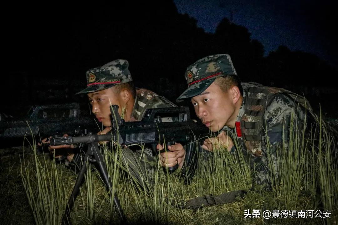 又快又准！夜间实弹射击训练，*弹子**呼啸直指靶心