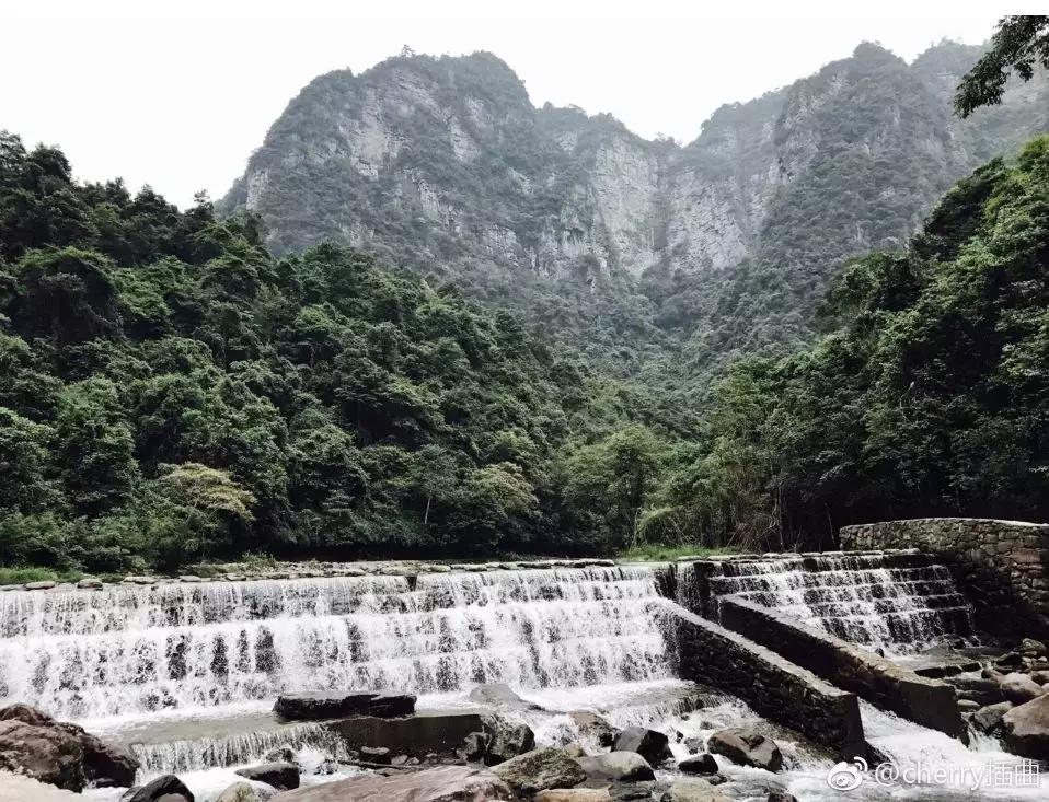 成都坐动车直达这片原始秘境！深幽峡谷、云海奇观、罕见古村…带你逃离夏天！