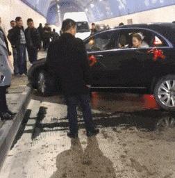 裁判，是他故意撞倒我的！搞笑动图