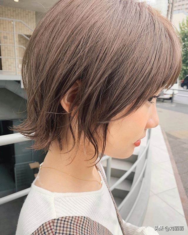 最新短发气质洋气女,女性头发稀疏适合的短发40岁左右
