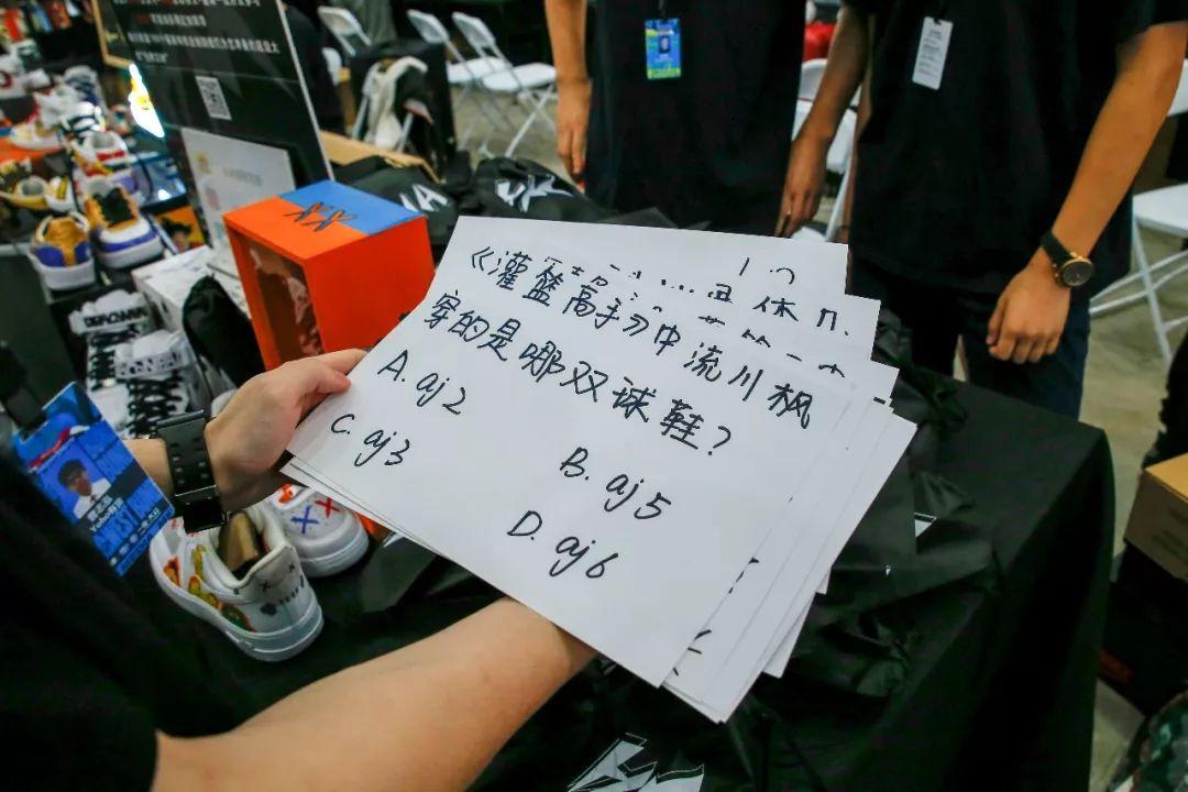 大学生一个月生活费给男朋友买鞋,大学生一个月生活费800可以吗