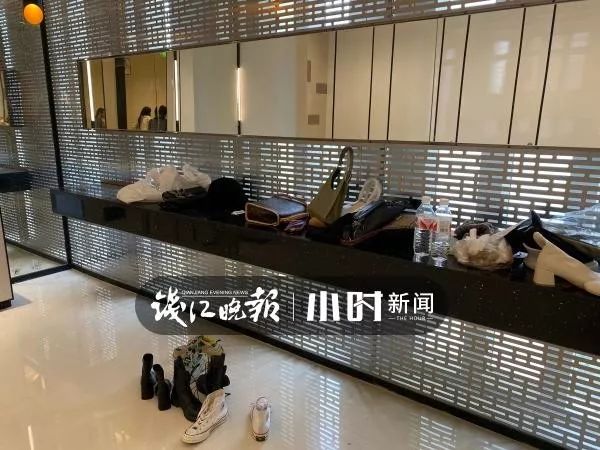商场公厕收费被女生霸占,杭州厕所被霸占