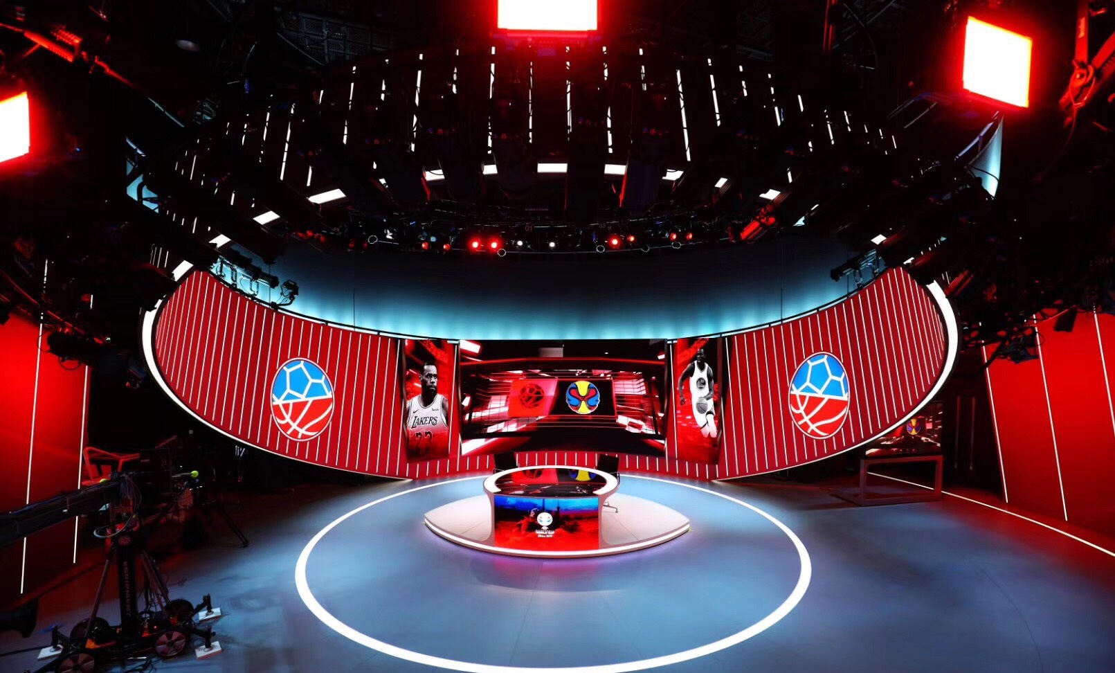 真相!勇士队地板上的“武汉加油”,是腾讯还是NBA的感人之举?