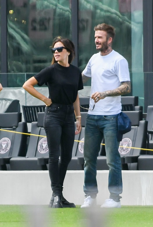 贝克汉姆带娃的视频,贝克汉姆带儿子踢足球