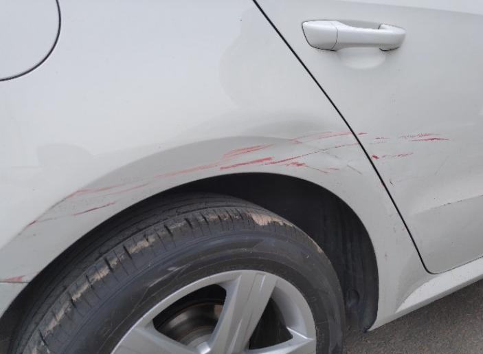 新车小刮蹭出保险还是自费好,新车刚提就刮蹭了要报保险吗