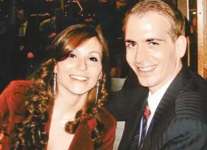 她是赌王最苦命的孙女，父母双亡，惨遭离婚，罹患癌症，无缘家产