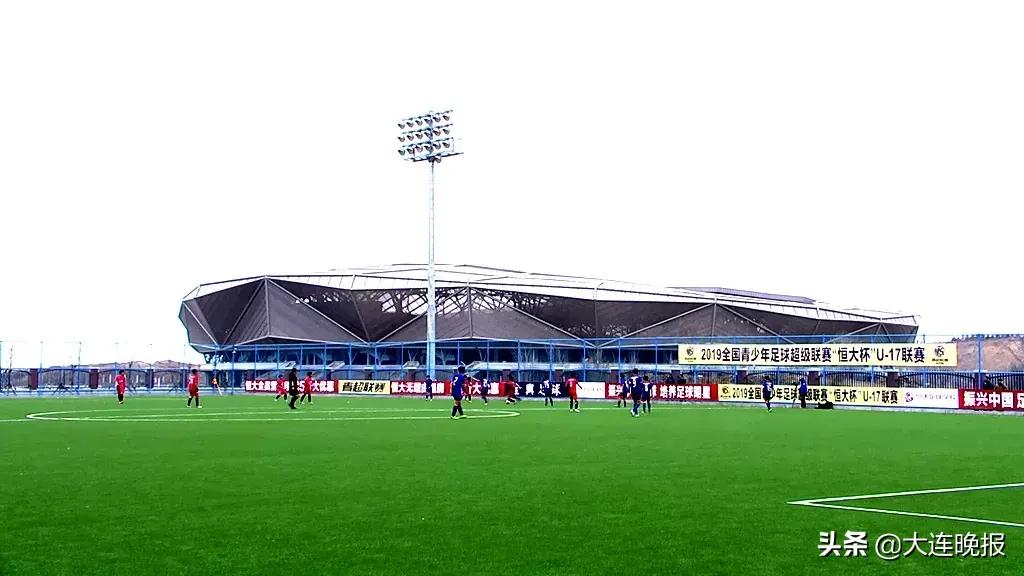 3万人足球场,大连人工草坪足球场