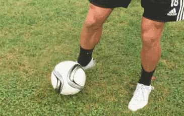 如何踢出一脚50米的长传球,长传球怎么踢的又高又远