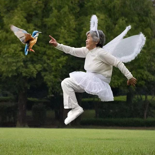 90岁日本老奶奶，酗酒飙车碰瓷，爱上自拍，人生乐趣多了100倍