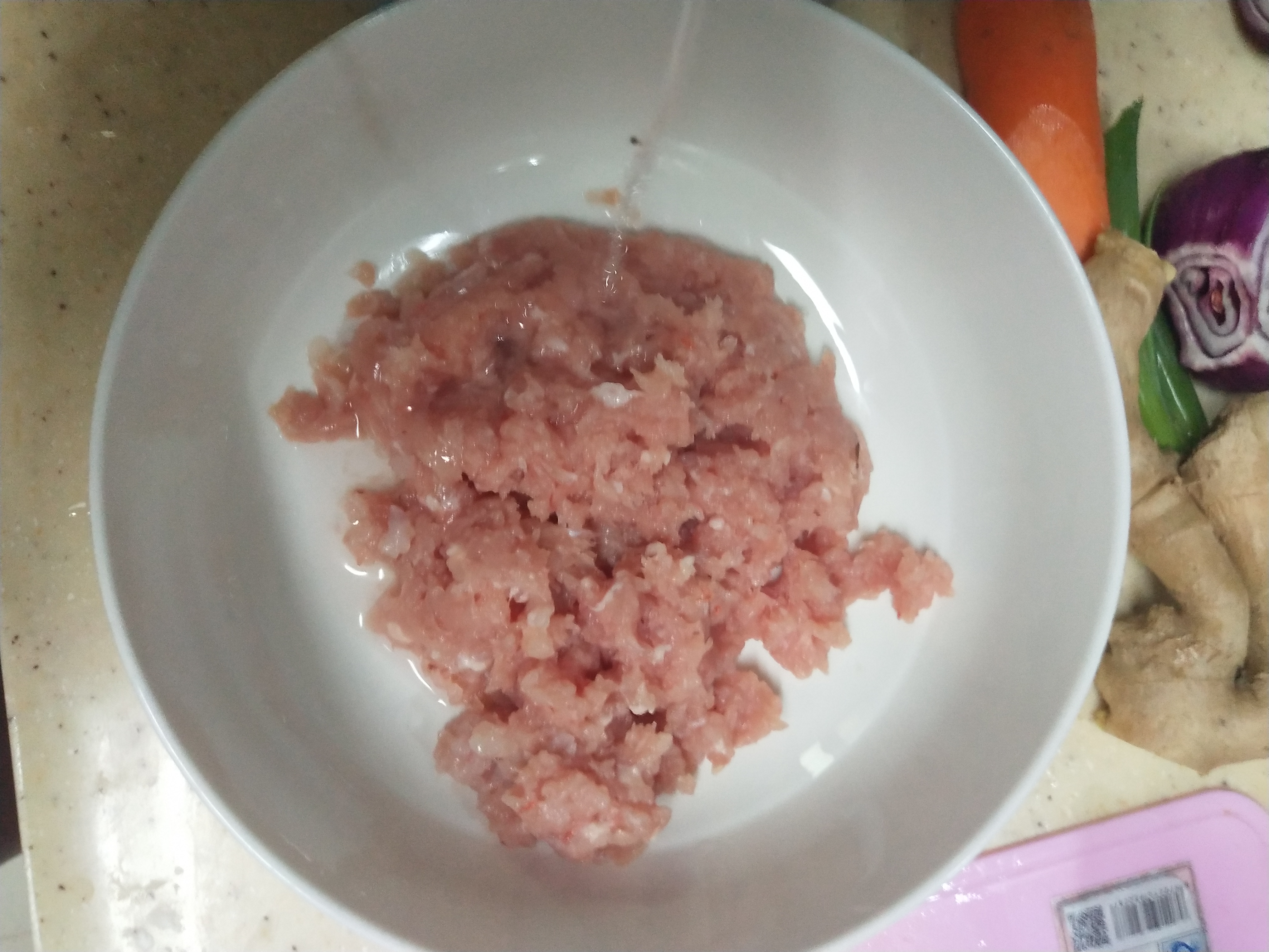 馄饨馅怎么调制又鲜又嫩不发酸,馄饨馅儿怎么调鲜嫩不柴