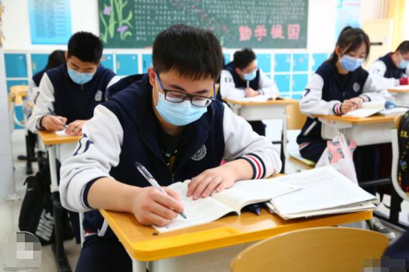 两年内公办私立中小学全部取消,一民办学校通知将停办官方回应