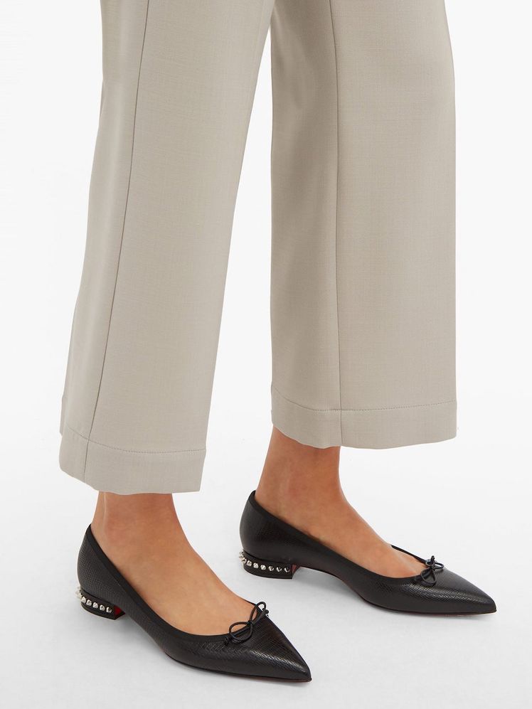 年底跑趴高跟鞋太痛？这十个平底鞋品牌优雅加分显腿长，值得投资