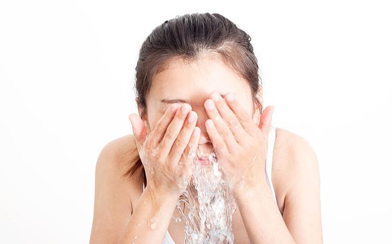 热水和冷水哪个洗脸容易长痘,热水洗脸和洗面奶洗脸哪个好
