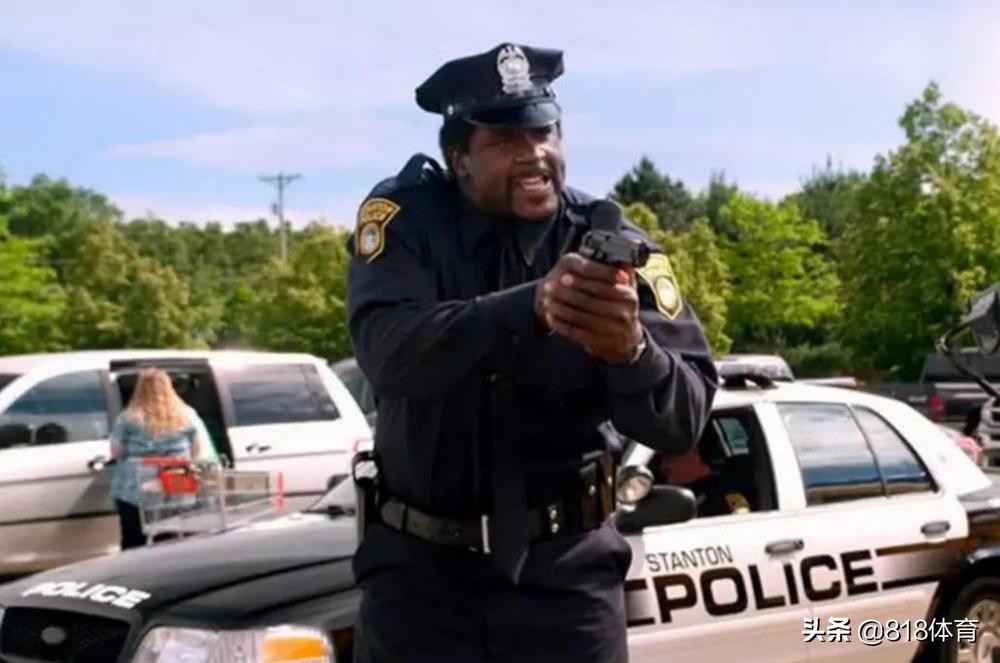 有钱真好！奥尼尔晒新买道奇战马地狱猫跑车，一猫腰上车扬长而去