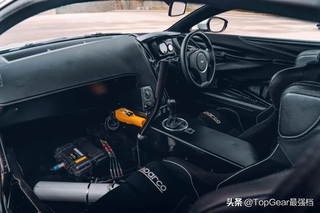 007座驾阿斯顿马丁,邦德路特斯