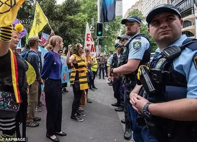 伦敦大混乱！*威示**者“血染”财政部，躺尸唐宁街，这是要上天？