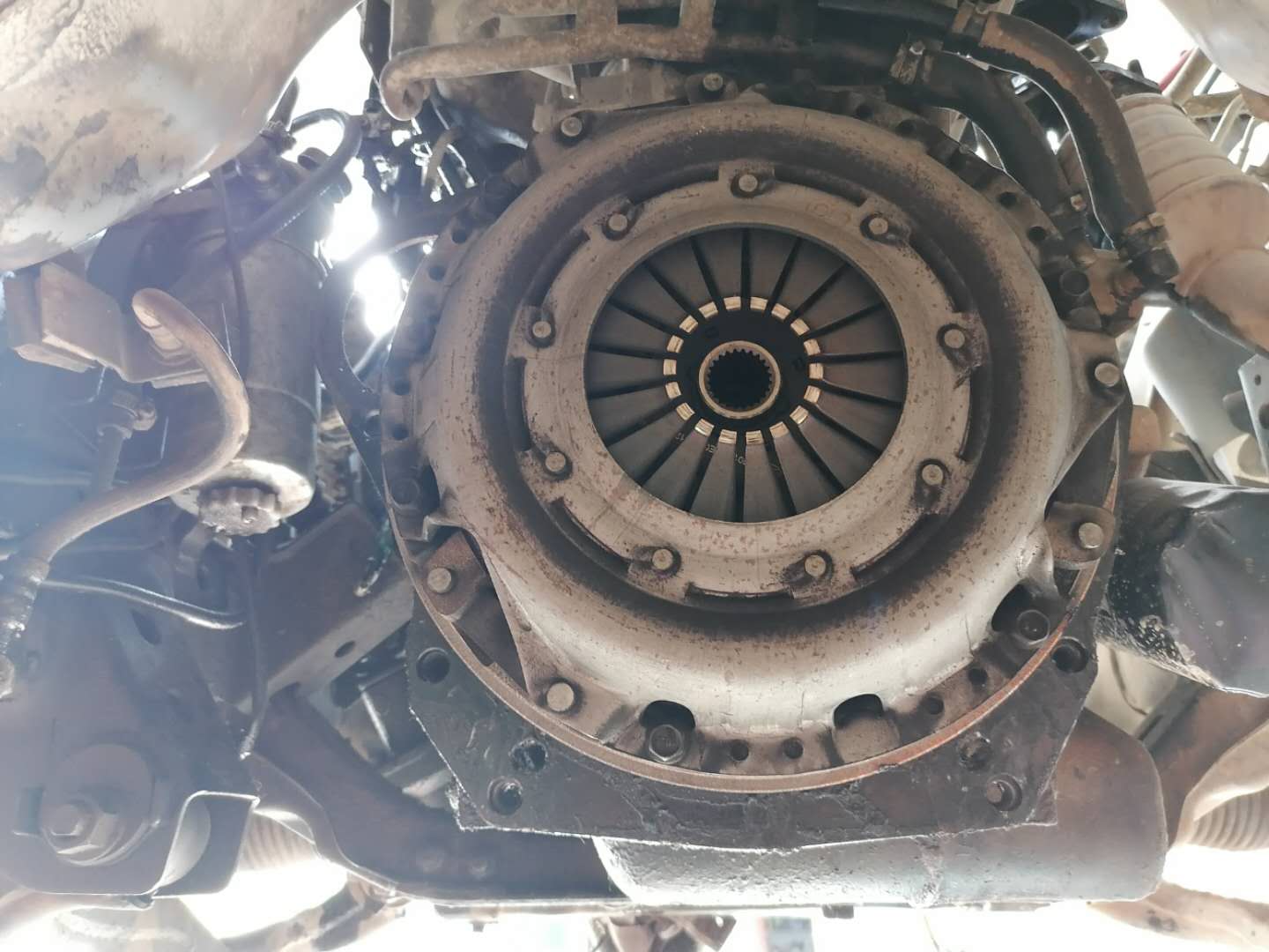 发动机冒白烟蓝烟烧机油,尾气大量冒蓝烟要不要大修发动机