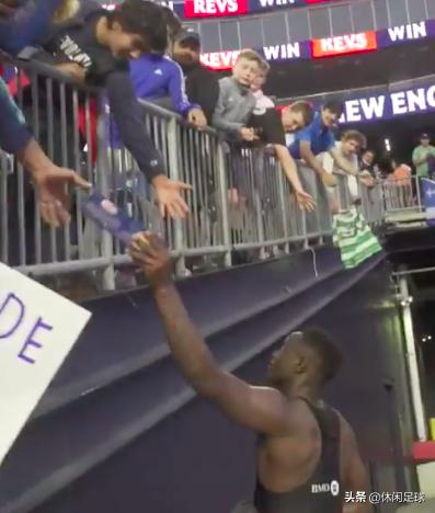 输球不忘吃意面万亚马尽显吃货本性