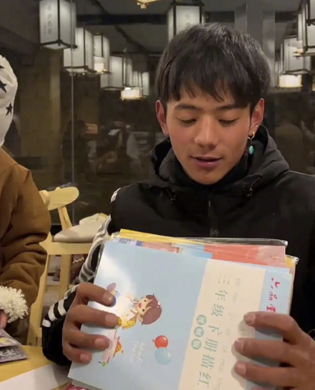 为何理塘丁真笑容那么天真？这是最经典解释！网友：知识改变表情