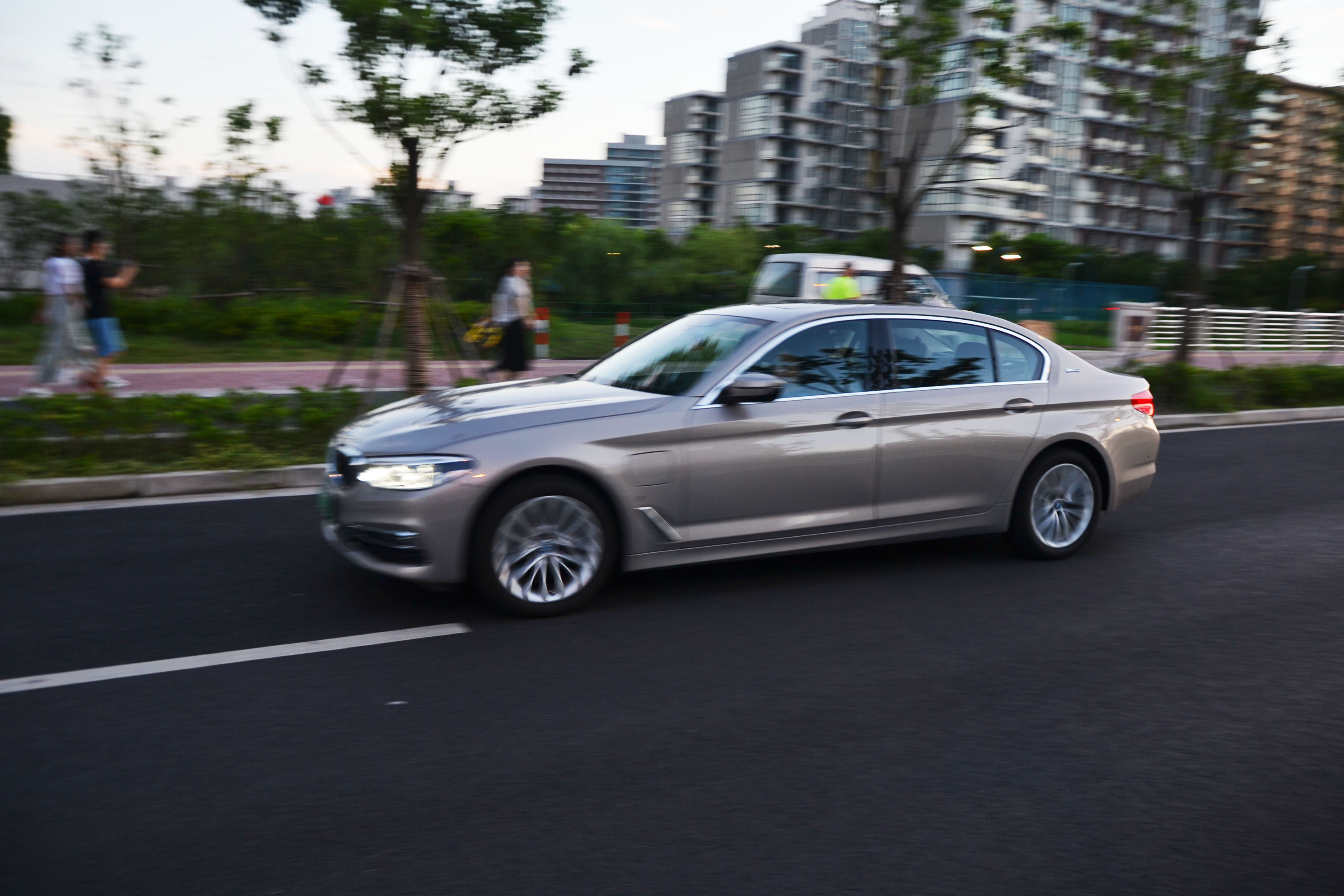 宝马530le混动可以边跑边充电吗,宝马530le新能源驾驶感受