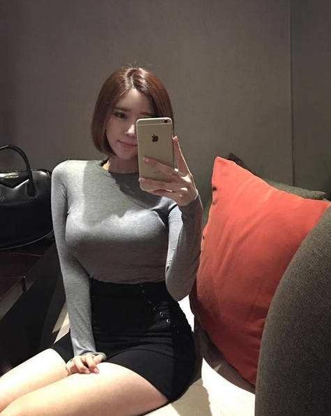 宠粉狂魔米娜在超管睡觉时发福利粉丝愿用400部视频来换一套写真