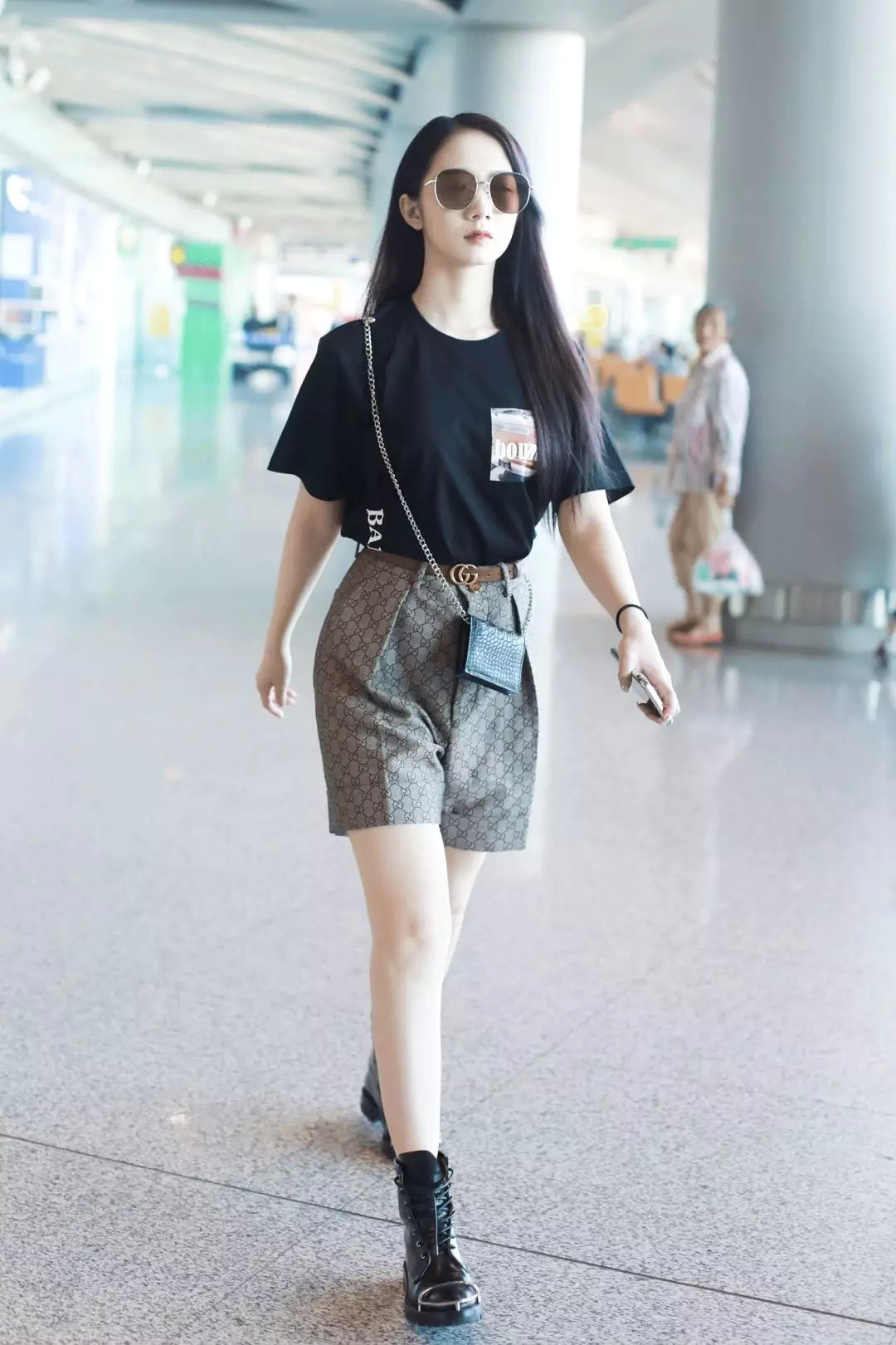 一点也不热,酷妹的马丁靴里都有空调