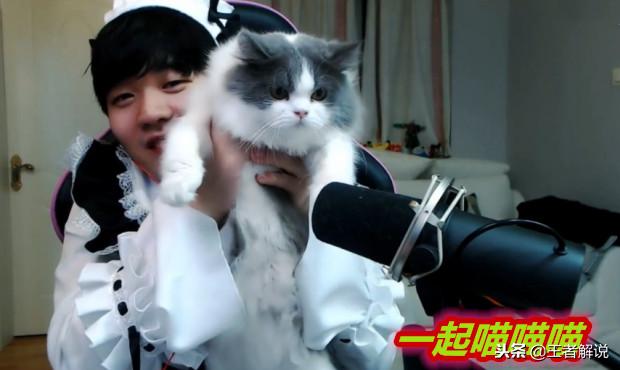 Rookie女装直播，高歌一曲学猫叫，网友：会不会上瘾？