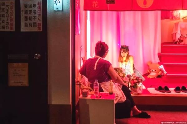 日本*灯区红**的中国男人