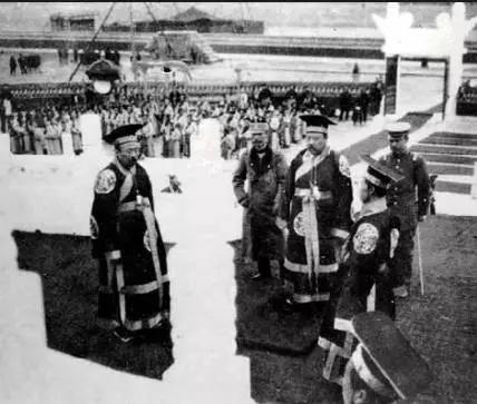 老照片里的旧时光在变幻的生命里,一张老照片展示着时代的变迁