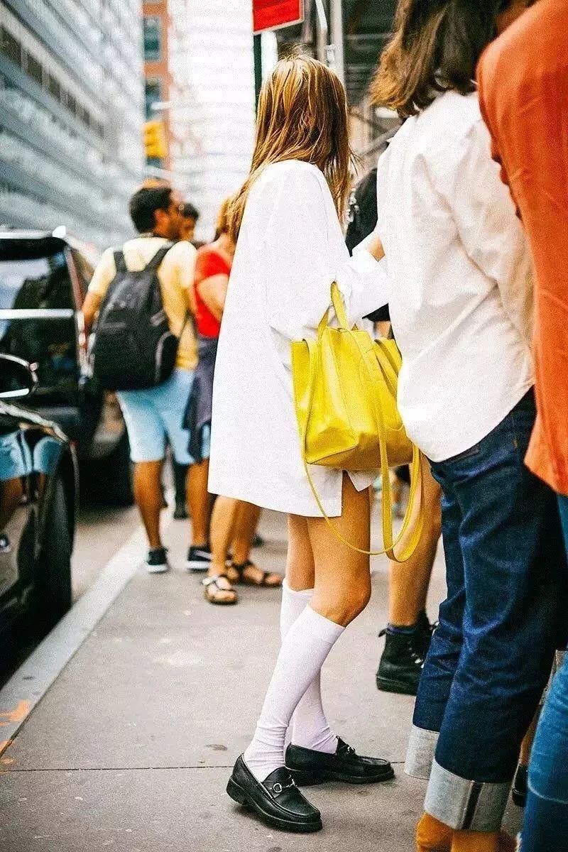 别再藏着掖着了！今年的“漏袜风”，带来一场袜子的pk盛宴