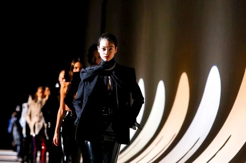 服装设计师助理需要哪些条件,服装设计师助理一般都干嘛