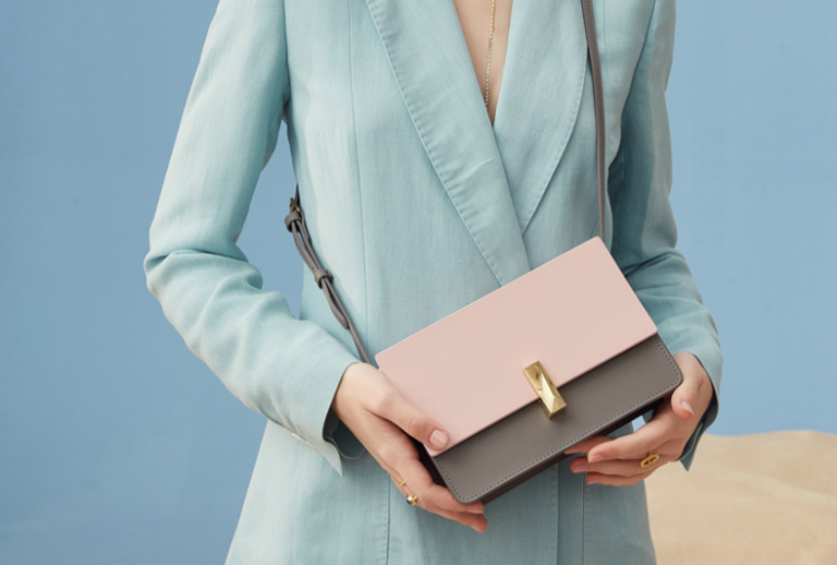 不要再背烂大街的双肩包了,别再背烂大街的轻奢包