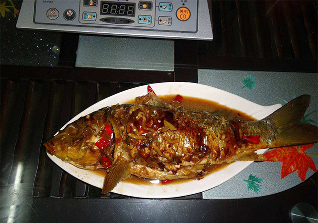 提竿刺鱼老是脱钩跑鱼,提竿刺鱼后如何防止拔河