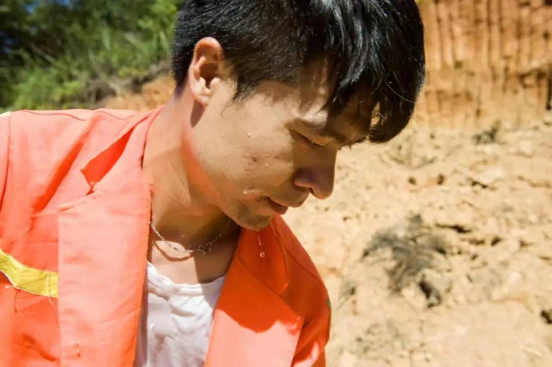 不惧高温坚守一线,无惧高温烤验坚守一线