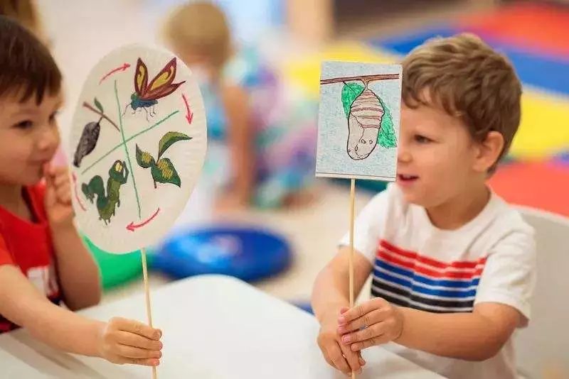 孩子好奇触摸*处私**，是对身体的探索，父母的态度决定他对性的认识