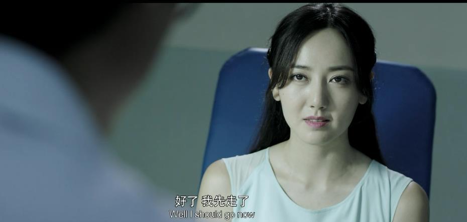 男医生拿针管吓唬小朋友,男医生用手抓刀