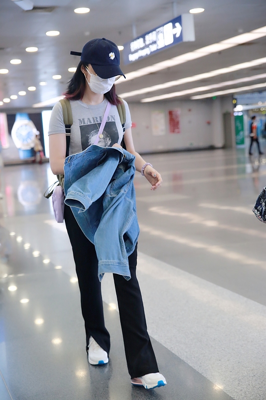 姚晨针织短袖搭破洞牛仔裤,姚晨白衬衫搭黑色高腰阔腿裤