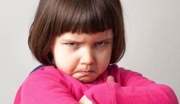 一个小女孩给芭比娃娃做衣服,孩子想给芭比娃娃做衣服怎么办