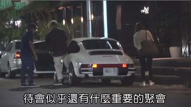 余文乐开古董豪车带妻子现身街头,余文乐晒与老婆合影