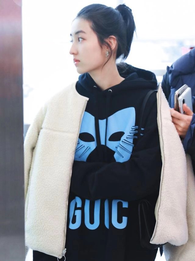 张子枫背大牌包包现身机场,张子枫穿西装现身机场