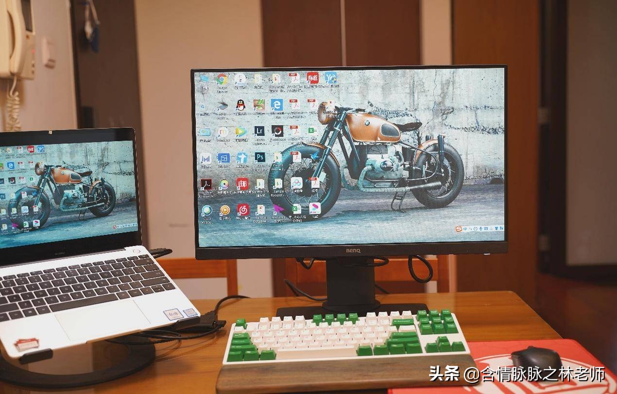 办公桌面打造,笔记本桌搭外接显示器精致布局