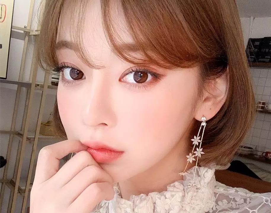 八字刘海怎么打理快速出门,出门刘海乱了