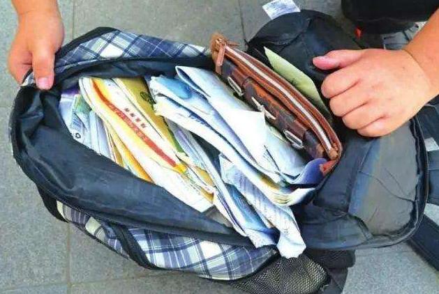 日本小学生书包容量初中生能背吗,日本的小学生书包里面有什么东西