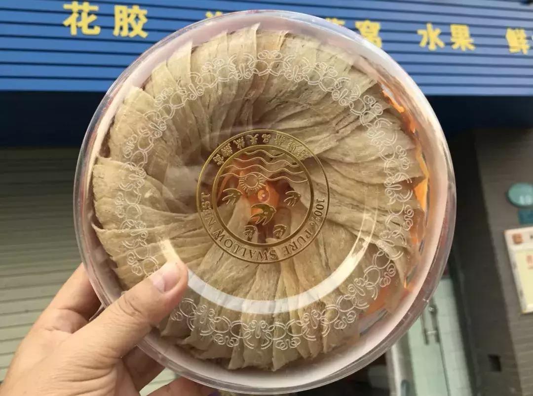 能给圣诞老人换衣服?这个圣诞嘉年华在搞什么名堂?!