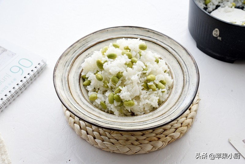毛豆别光带壳煮着当下酒菜了，教你新吃法，与米饭同煮，越嚼越香