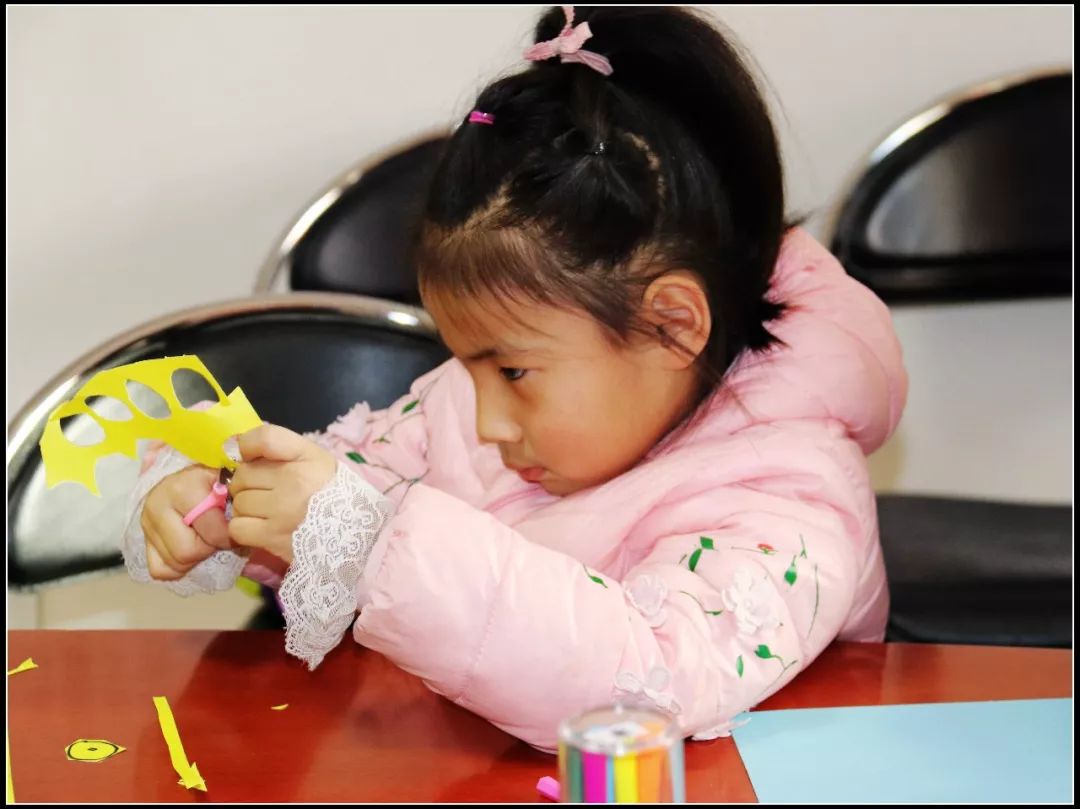 为社区留守儿童辅导功课,心系留守儿童关爱他们成长