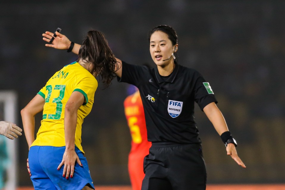 韩国女明星给中国粉丝惊喜,韩国女裁判惊艳全场