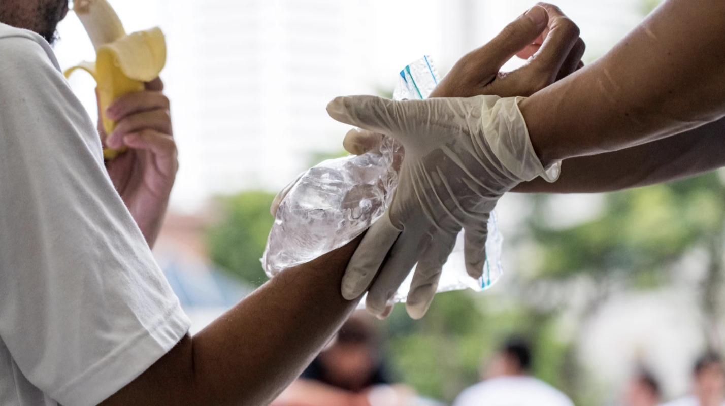 这个人把手摸在车上超过3天3夜赢了一辆车你觉得你行不？