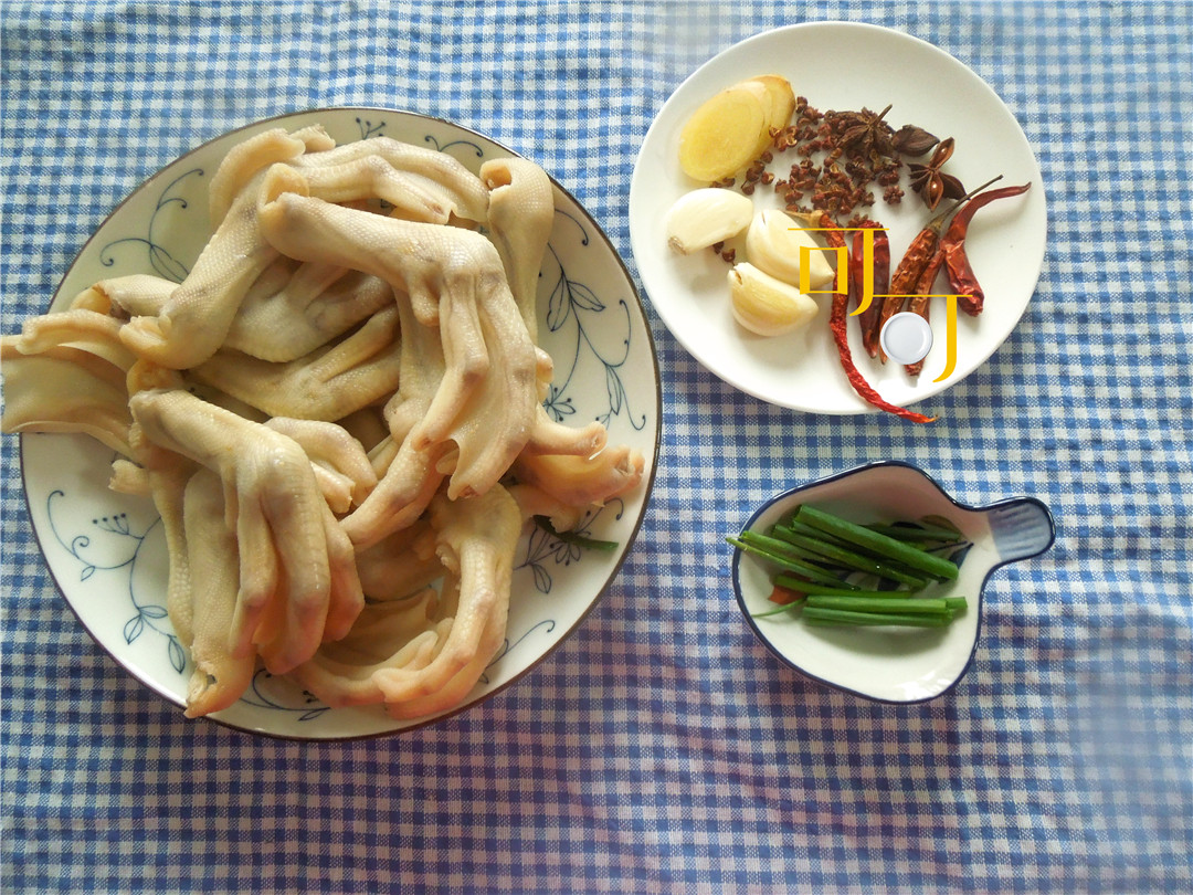 香辣爽口的鸭掌啃上一口停不下来,香辣卤鸭掌的做法