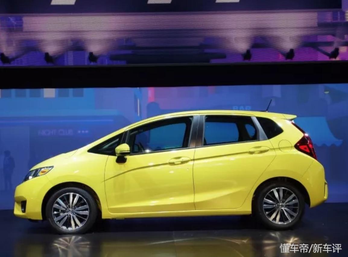 怎么现在的车都不加保险杠了,现在的车子没有前保险杠吗